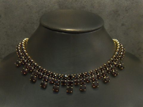Strass Kette reizend in granatrot, 40-43 cm, goldfarbene Fassung, Hersteller Juwelier Harnisch, elegant und glänzend, perfekt für festliche Anlässe.