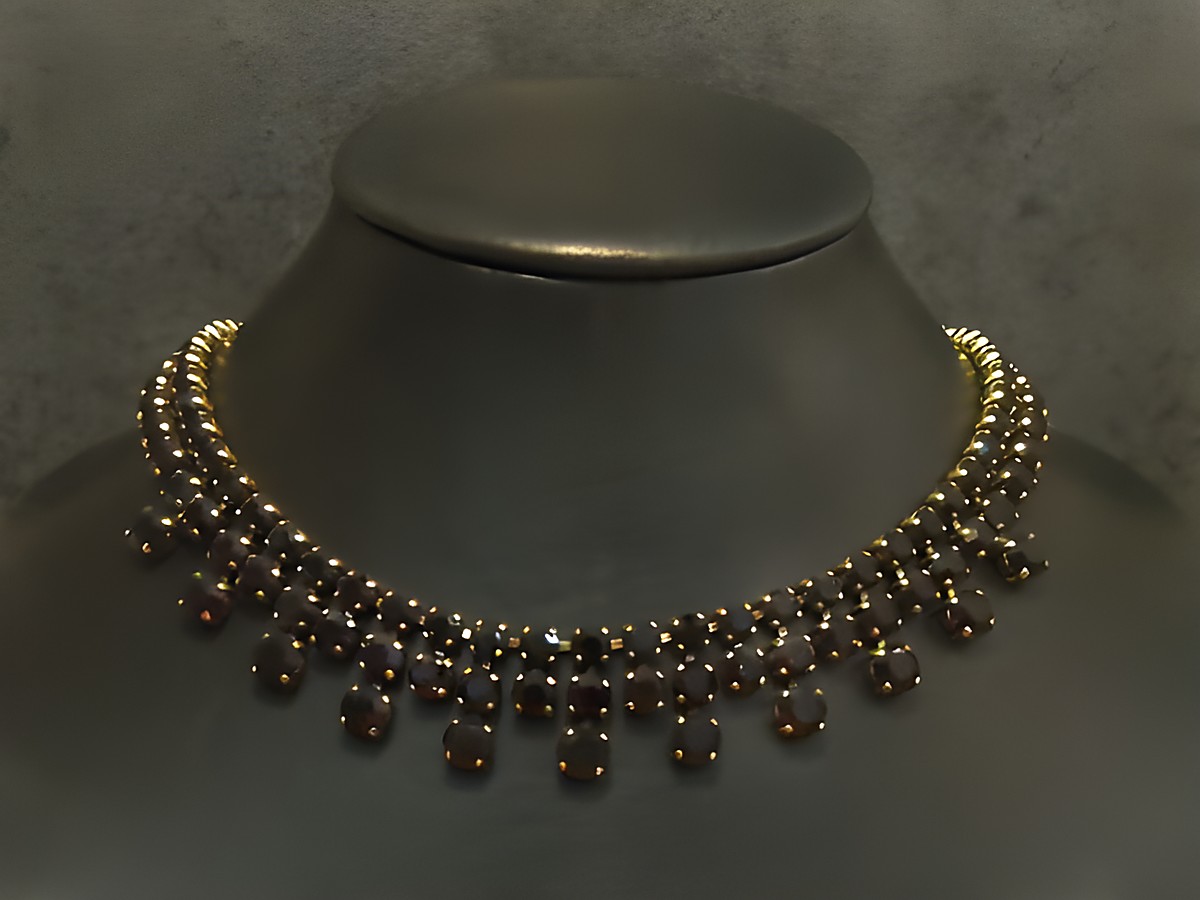Strass Kette reizend in granatrot, 40-43 cm, goldfarbene Fassung, Hersteller Juwelier Harnisch, elegant und glänzend, perfekt für festliche Anlässe.