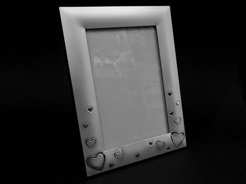 Versilberter Bilderrahmen mit Herzmotiven für Fotogröße 15 x 10 cm, ideal für persönliche Erinnerungen und Dekoration, Hersteller Juwelier Harnisch, elegant und romantisch.