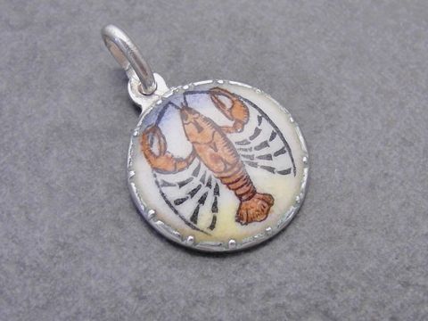 Silber Anhänger mit dem Sternzeichen Krebs, verziert mit Emaille und dem Motiv eines Krebses, hergestellt von Juwelier Harnisch.