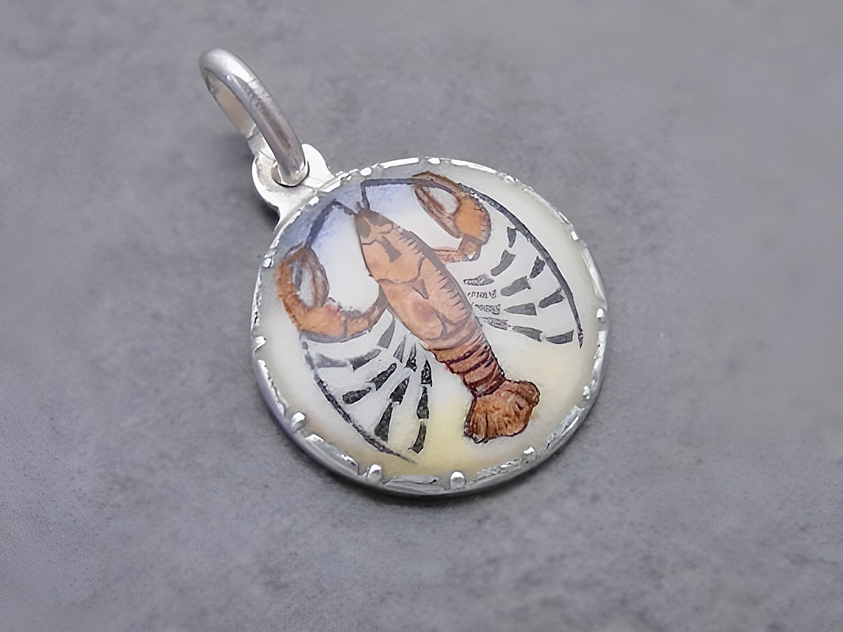 Silber Anhänger mit dem Sternzeichen Krebs, verziert mit Emaille und dem Motiv eines Krebses, hergestellt von Juwelier Harnisch.