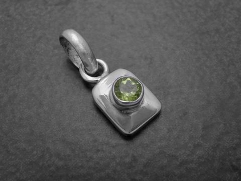 Peridot Rechteck Anhänger aus Sterling Silber mit einem runden grünen Stein, hergestellt von Juwelier Harnisch, elegant und stilvoll im Design, geeignet für besondere Anlässe oder den Alltag.