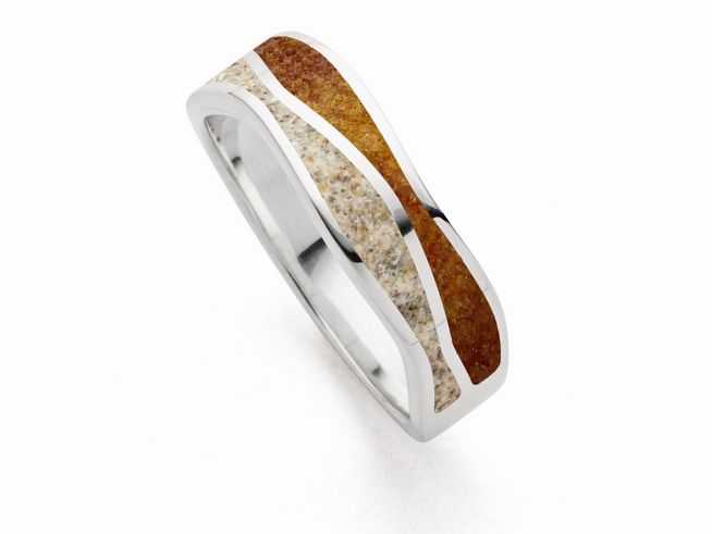 Sterling Silberring von DUR mit Wellenmuster, gefertigt aus Strandsand und Bernsteinsand. Elegantes Design, Größe 54, ideal für besondere Anlässe.