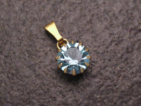 Blauer Strass Anhänger im sexy City Look, rund, goldfarbener Haltelaschen. Hochwertige Verarbeitung von Juwelier Harnisch, ideal für auffällige Schmuckkreationen.