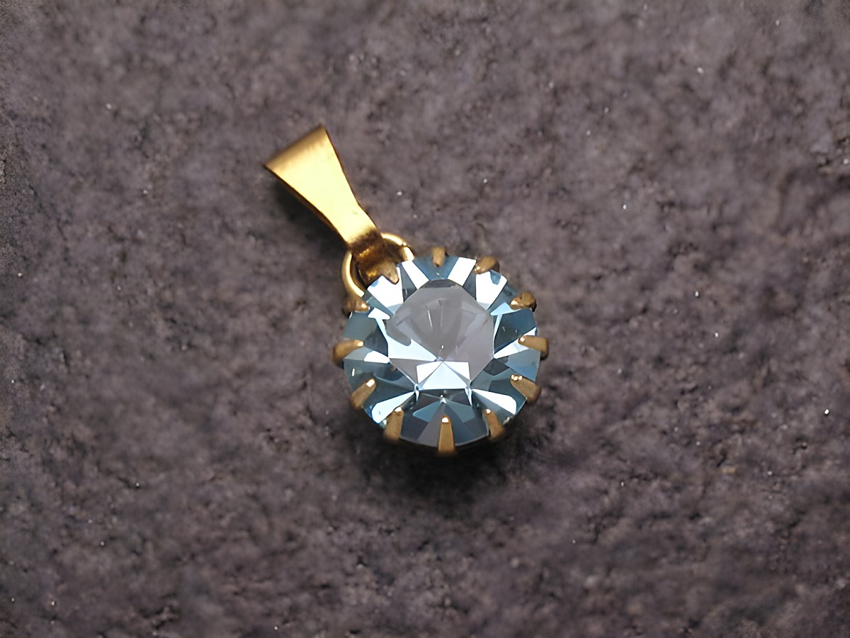 Blauer Strass Anhänger im sexy City Look, rund, goldfarbener Haltelaschen. Hochwertige Verarbeitung von Juwelier Harnisch, ideal für auffällige Schmuckkreationen.