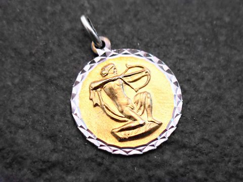 Anhänger in Gold und Silber mit dem Sternzeichen Schütze vom Hersteller Juwelier Harnisch, zeigt eine detaillierte Darstellung des Schützen mit Pfeil und Bogen.