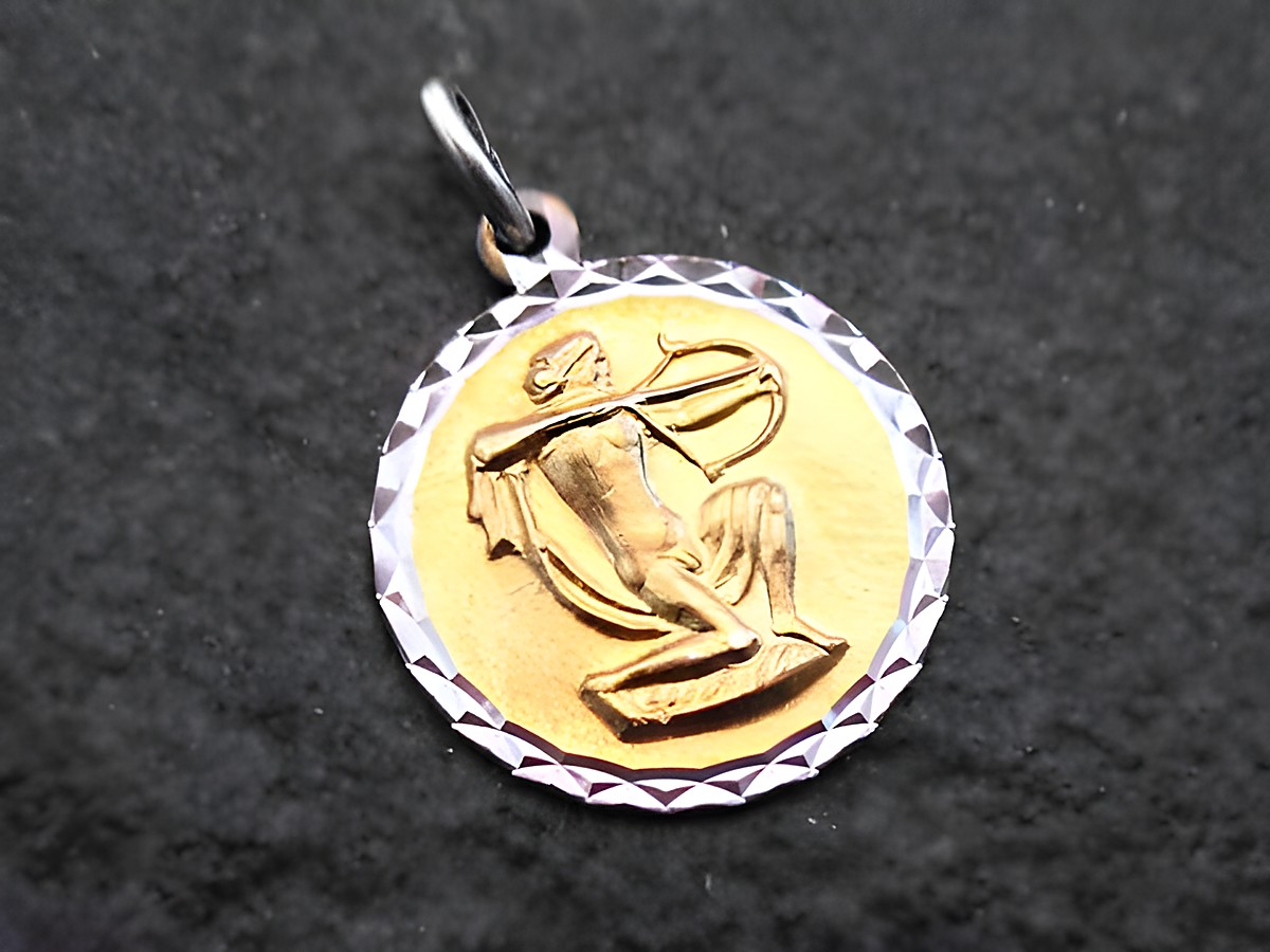 Anhänger in Gold und Silber mit dem Sternzeichen Schütze vom Hersteller Juwelier Harnisch, zeigt eine detaillierte Darstellung des Schützen mit Pfeil und Bogen.