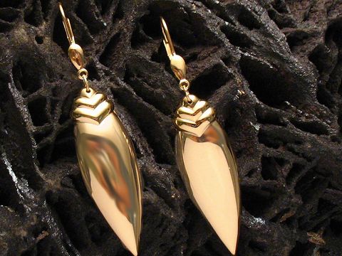 Individuelle Ohrhänger aus echt Gold vom Juwelier Harnisch, ohne Stein, in eleganter Form, glänzende Oberfläche mit ausgefallenem Design.
