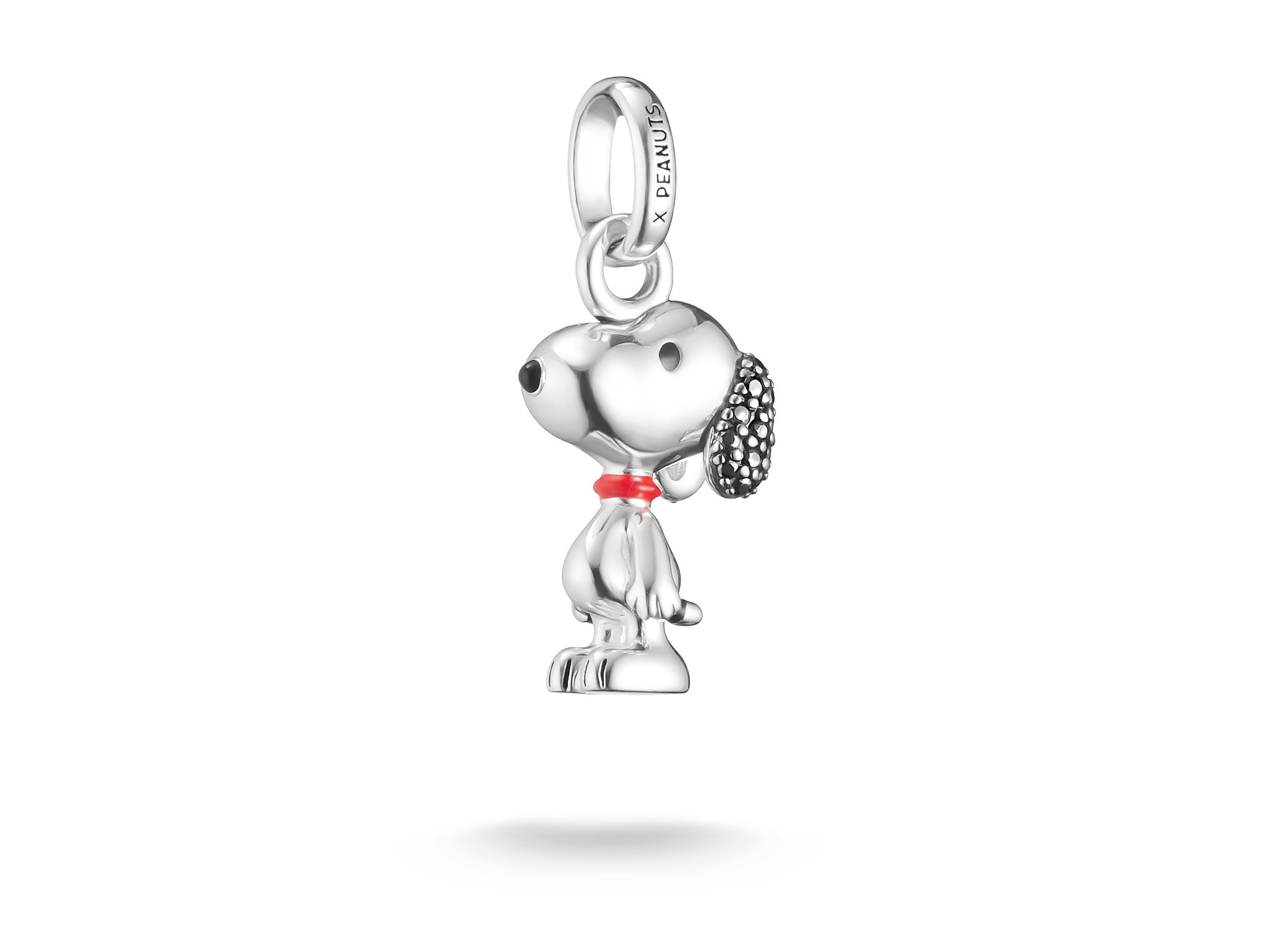 Thomas Sabo Connect CC1310-691-11 Peanuts Snoopy Pavé Charm mit Öse, abgebildet in silbernem Design, zeigt die ikonische Figur Snoopy mit rotem Halsband und funkelnden schwarzen Details.