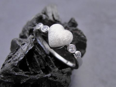 Silberring mit Zirkonia in Herzform, weiß, Größe 52. Das Design vereint Eleganz und Romantik. Hersteller: Juwelier Harnisch, bis Größe 52/16,5.