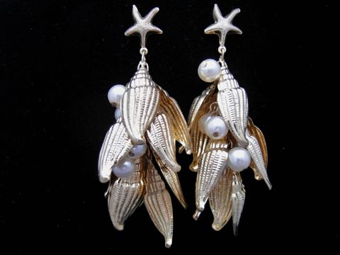 Ohrringe in Form von Seesternen und Muscheln aus goldfarbenem Metall, geschmückt mit weißen Zuchtperlen Imitation, hergestellt von Juwelier Harnisch, inklusive Ear Cuffs.