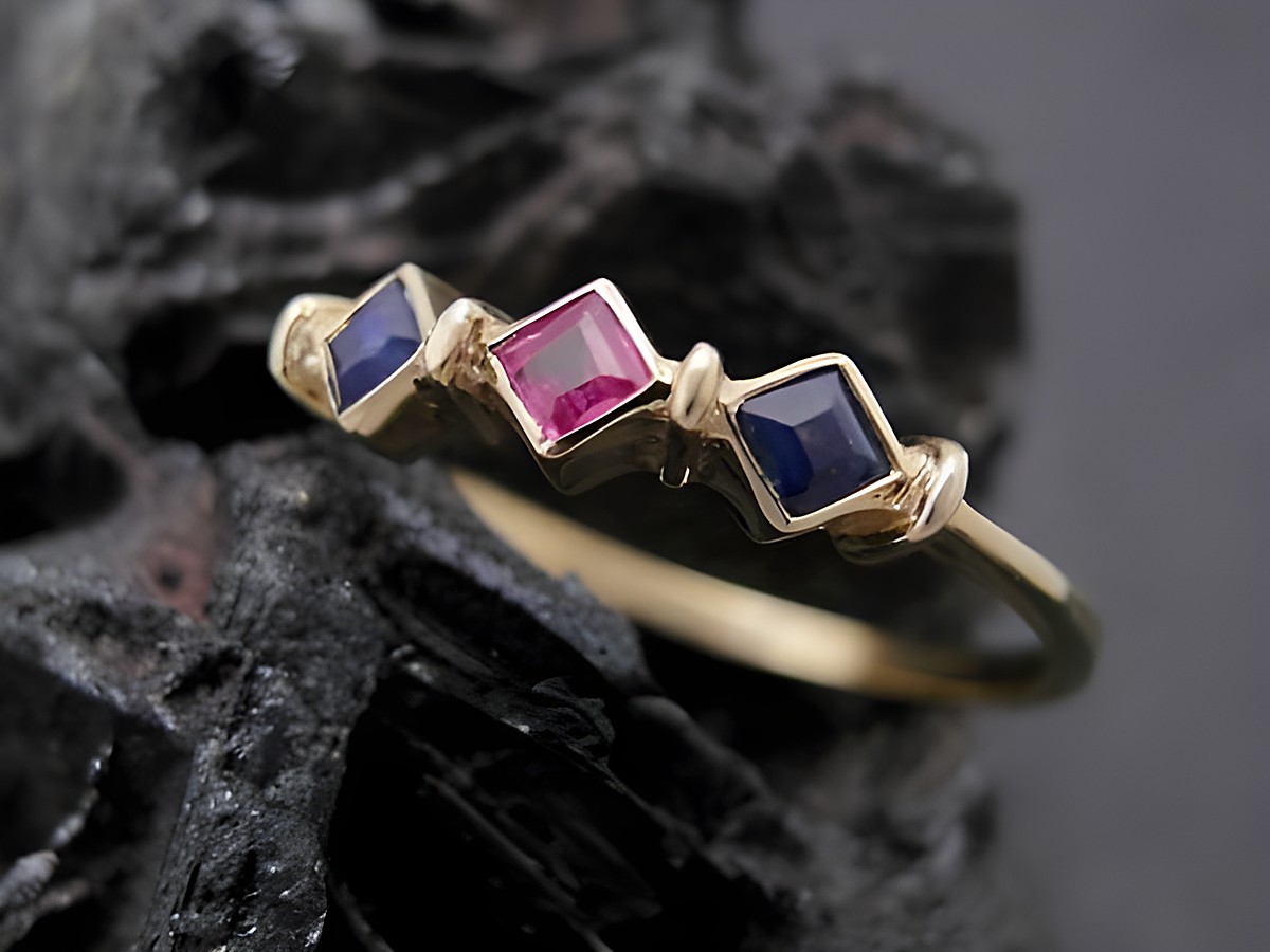 Gold Ring sinnlich Gold 333 Rubin und Safir Goldring Größe 54,5 Hersteller Juwelier Harnisch bis Größe 56 18. Der Ring zeigt eine filigrane Gestaltung mit bunten Steinen.