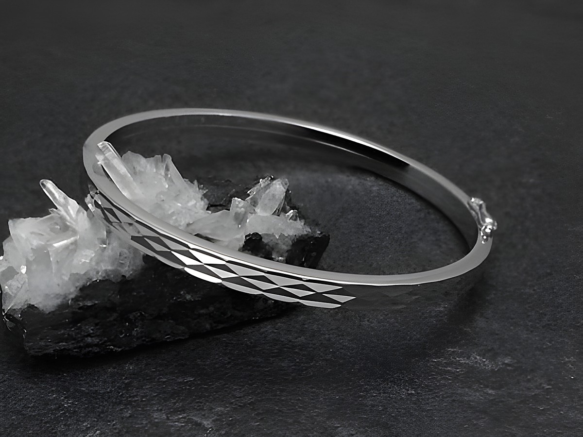 Silber Armreifen im Disco-Look, 4,8 mm rhodiniert, 18 cm, Hersteller Juwelier Harnisch, elegant mit facettierten Oberflächen, auf schwarzem Hintergrund präsentiert, hebt sich stilvoll ab.