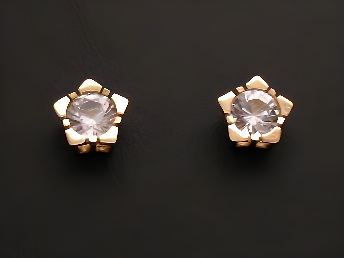 Ohrringe aus Bergkristall und Gold Ohrstecker, Hersteller Juwelier Harnisch, mit funkelnden zusätzlichen Steinen in blütenähnlicher Form, perfekt für elegante Anlässe.
