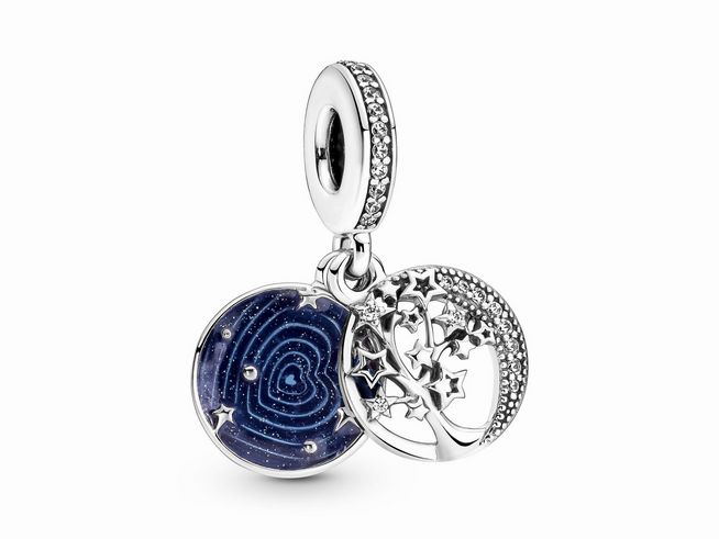 Doppelanhänger Baum und Galaxie Mond aus Sterling Silber mit buntem Zirkonia und Emaille, der Pandora Charm Anhänger 799645C01 zeigt einen schimmernden Sternenhimmel und einen detaillierten Baum.