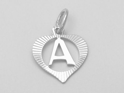 Herzförmiger Silberanhänger aus 925 Silber mit diamantierter Oberfläche und dem Buchstaben A, hergestellt von Juwelier Harnisch, ideal für persönliche Geschenke.