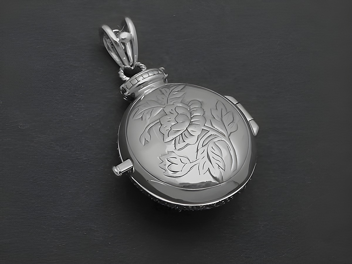 Medaillon Peridot königlich nostalgisch aus Sterling Silber von Juwelier Harnisch, rund mit feiner Blumengravur, ideal als Schmuckstück oder für besondere Anlässe. – Ansicht 2