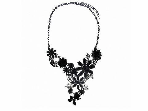 Schwarzes Collier von Sweet Deluxe mit filigranen Blumenmotiven und Kristallen, hergestellt aus Metall, für einen eleganten Look, verstellbare Länge von 46,5 bis 58 cm.