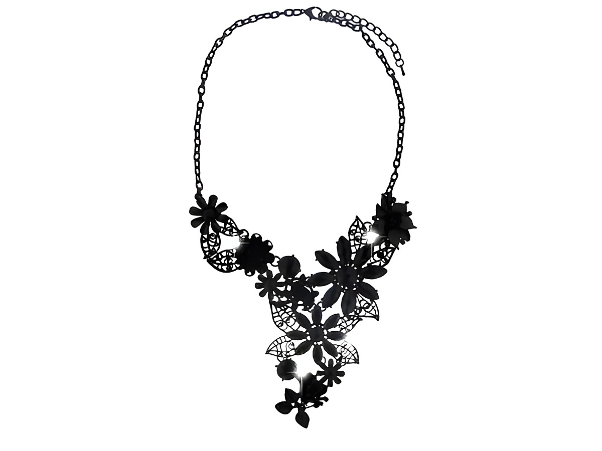 Schwarzes Collier von Sweet Deluxe mit filigranen Blumenmotiven und Kristallen, hergestellt aus Metall, für einen eleganten Look, verstellbare Länge von 46,5 bis 58 cm.