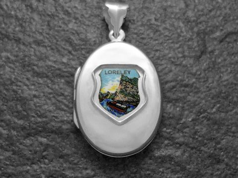 Silbernes Medaillon mit dem Wappen von St. Goarshausen und der Loreley. Das Medaillon zeigt eine farbige Darstellung des Loreley-Felsens und ist von Juwelier Harnisch, Rheinland-Pfalz.