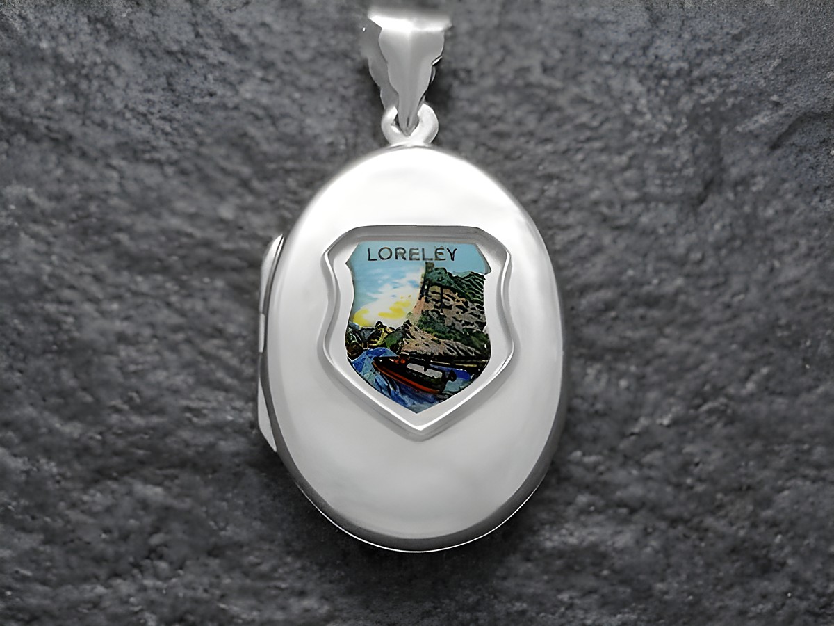 Silbernes Medaillon mit dem Wappen von St. Goarshausen und der Loreley. Das Medaillon zeigt eine farbige Darstellung des Loreley-Felsens und ist von Juwelier Harnisch, Rheinland-Pfalz.