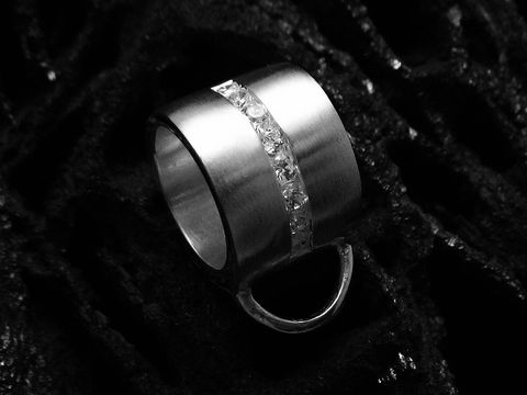 Zeigt einen eleganten Charms Träger aus Sterling Silber mit einer dezenten Gestaltung und glitzernden Details, ideal für eine Kette, erhältlich bei Juwelier Harnisch.