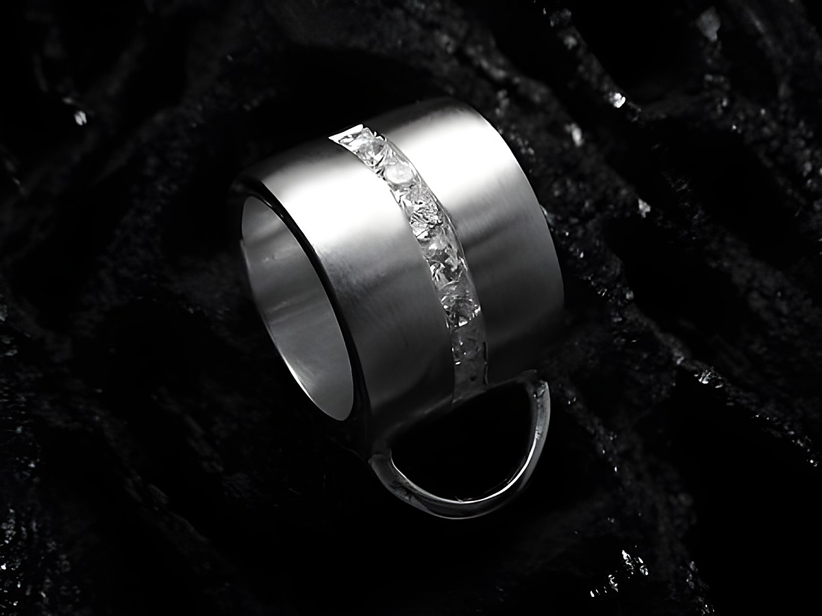 Zeigt einen eleganten Charms Träger aus Sterling Silber mit einer dezenten Gestaltung und glitzernden Details, ideal für eine Kette, erhältlich bei Juwelier Harnisch.
