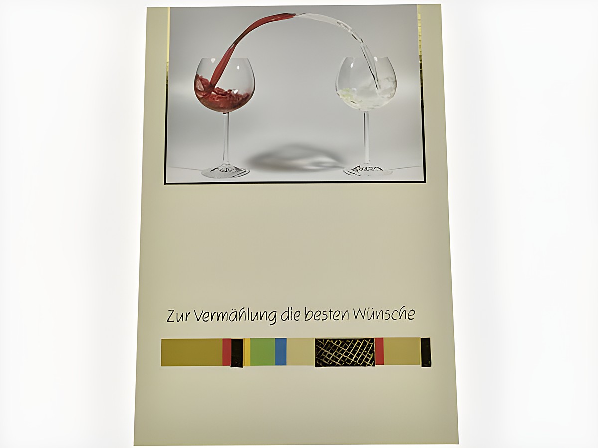 Hochzeitskarte mit zwei Weingläsern, eines gefüllt mit rotem und eines mit klarem Getränk. Darunter steht zur Vermahlung die besten Wünsche. Hersteller Juwelier Harnisch.