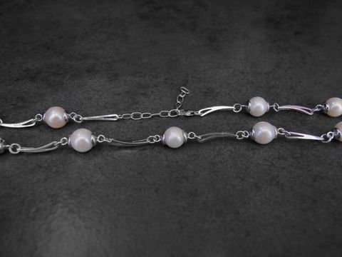 Collier aus 9,3 mm Süßwasser-Perlen und Sterling Silber mit besonderem Design, Hersteller Juwelier Harnisch, elegant und zeitlos, perfekt für jeden Anlass.