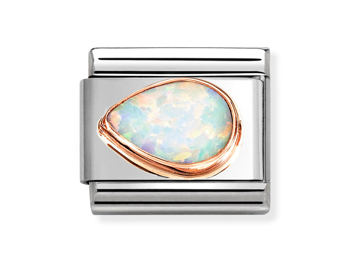 Facettierter Edelstein in Tropfenform, umgeben von einer Roségoldfassung, verziert mit einem weißen Opal, auf einem silbernen Hintergrund dargestellt.