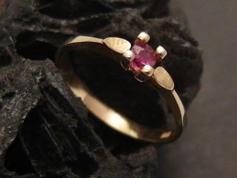 Goldring mit charmantem Design, Gold 333, besetzt mit Rubinen, Größe 51 vom Hersteller Juwelier Harnisch, bis Größe 52/17.