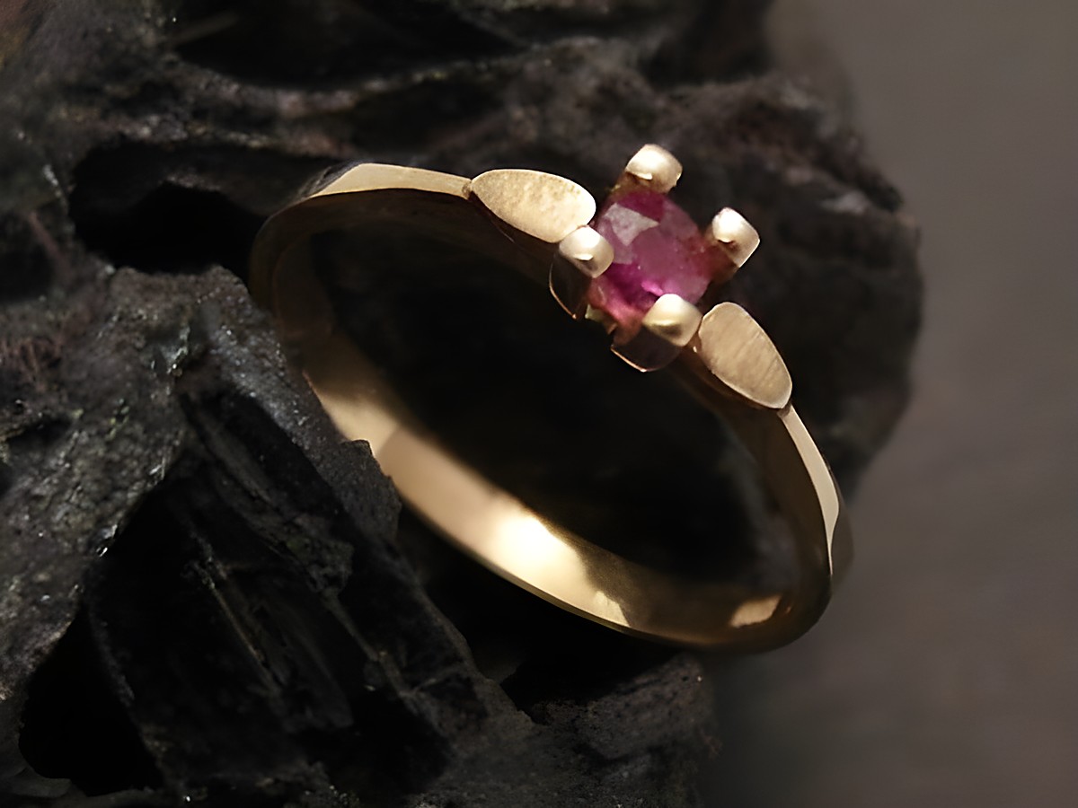 Goldring mit charmantem Design, Gold 333, besetzt mit Rubinen, Größe 51 vom Hersteller Juwelier Harnisch, bis Größe 52/17.