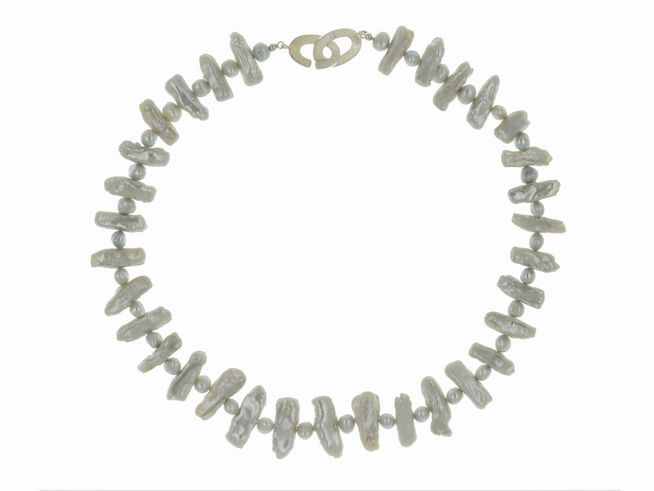 Perlenkette aus Süßwasser-Zuchtperlen in Grau, 5-21,5 mm, 52 cm lang, mit silbernem Verschluss, Hersteller Juwelier Harnisch, vielseitig und elegant.