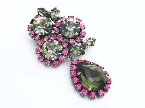 Brosche in einem sexy City Look, Einzelstück in Rosa und Grau. Verziert mit Strasssteinen in unterschiedlichen Größen, ideal für elegante Outfits. Hersteller ist Juwelier Harnisch. Weitere Farben verfügbar.