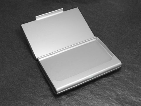 Etui für Visitenkarten in schwarz mit Gravurfläche, hergestellt von Juwelier Harnisch, elegant und praktisch für die Aufbewahrung von Visitenkarten.