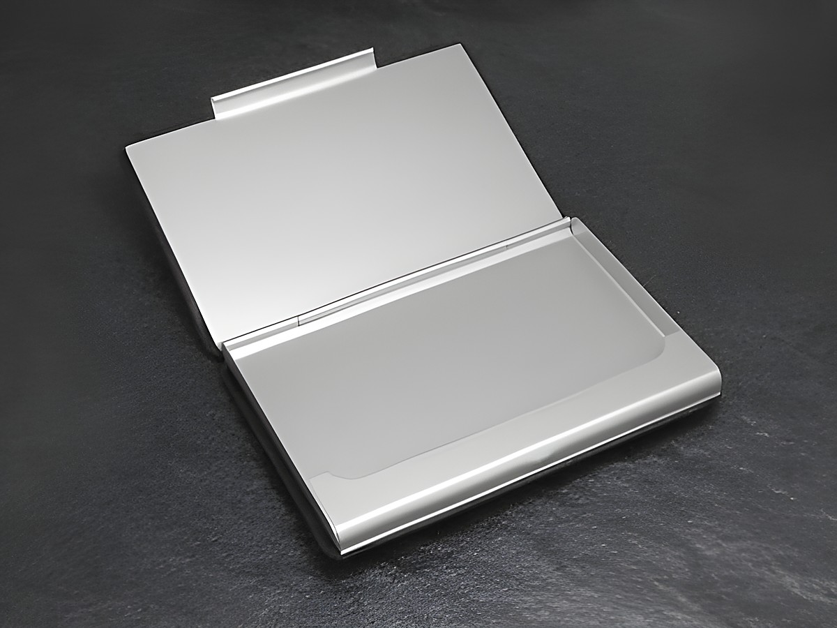 Etui für Visitenkarten in schwarz mit Gravurfläche, hergestellt von Juwelier Harnisch, elegant und praktisch für die Aufbewahrung von Visitenkarten. – Ansicht 2