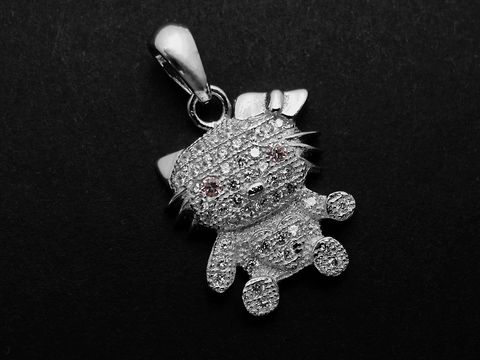 Silber Anhänger in Form eines Kätzchens, rhodiniert, besetzt mit weißen und rosa Zirkonia, designt von Juwelier Harnisch, ideal für Tierliebhaber.