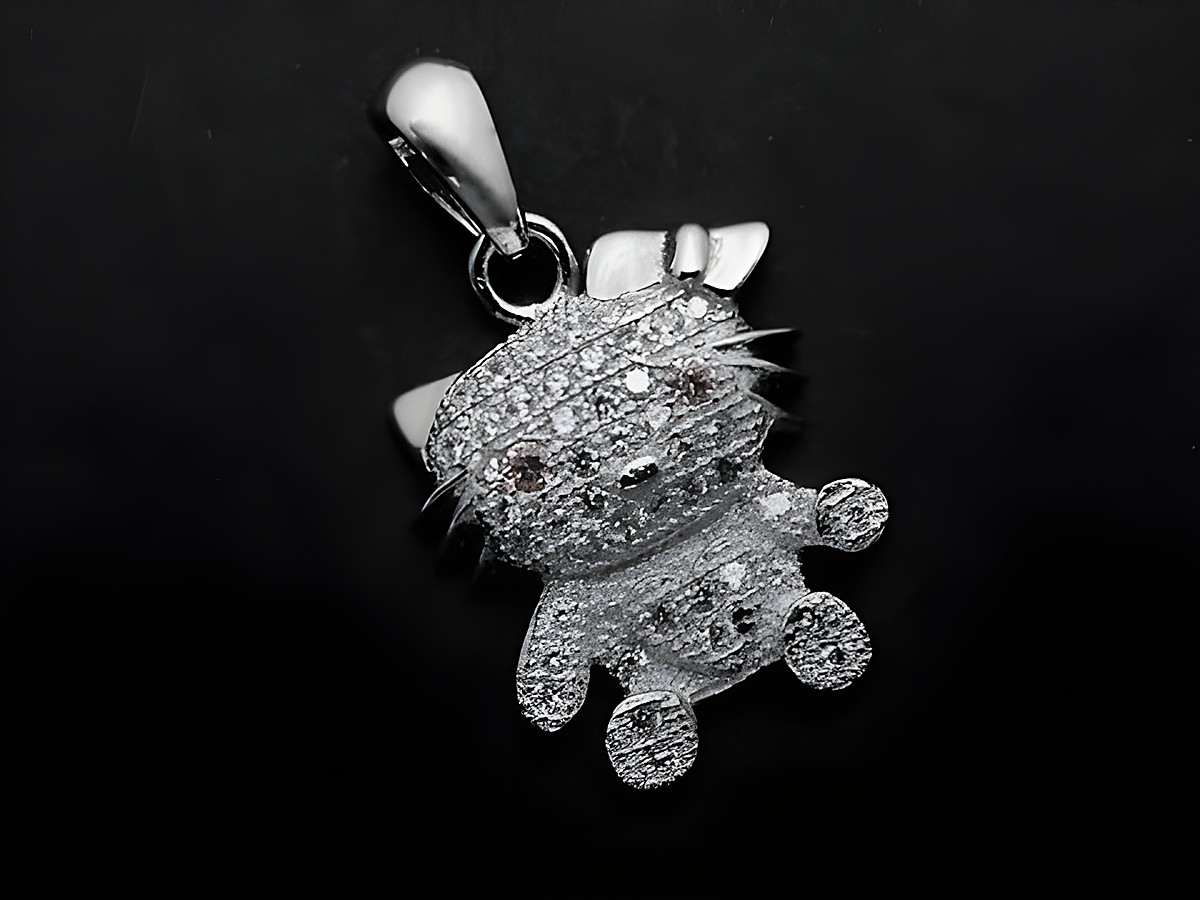Silber Anhänger in Form eines Kätzchens, rhodiniert, besetzt mit weißen und rosa Zirkonia, designt von Juwelier Harnisch, ideal für Tierliebhaber.