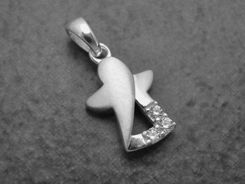 Ein Engel Anhänger aus Sterling Silber mit schützender Symbolik, verziert mit weißen Zirkonia. Hersteller ist Juwelier Harnisch, elegant und zeitlos im Design.