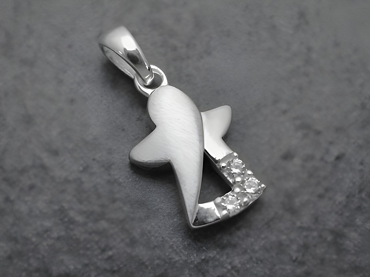 Ein Engel Anhänger aus Sterling Silber mit schützender Symbolik, verziert mit weißen Zirkonia. Hersteller ist Juwelier Harnisch, elegant und zeitlos im Design.