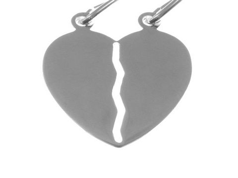 Silber Partneranhänger Herz schlicht poliert klein mit einer vertikalen Rille in der Mitte, passend für Paare, Hersteller Juwelier Harnisch, elegantes Design für besondere Anlässe.