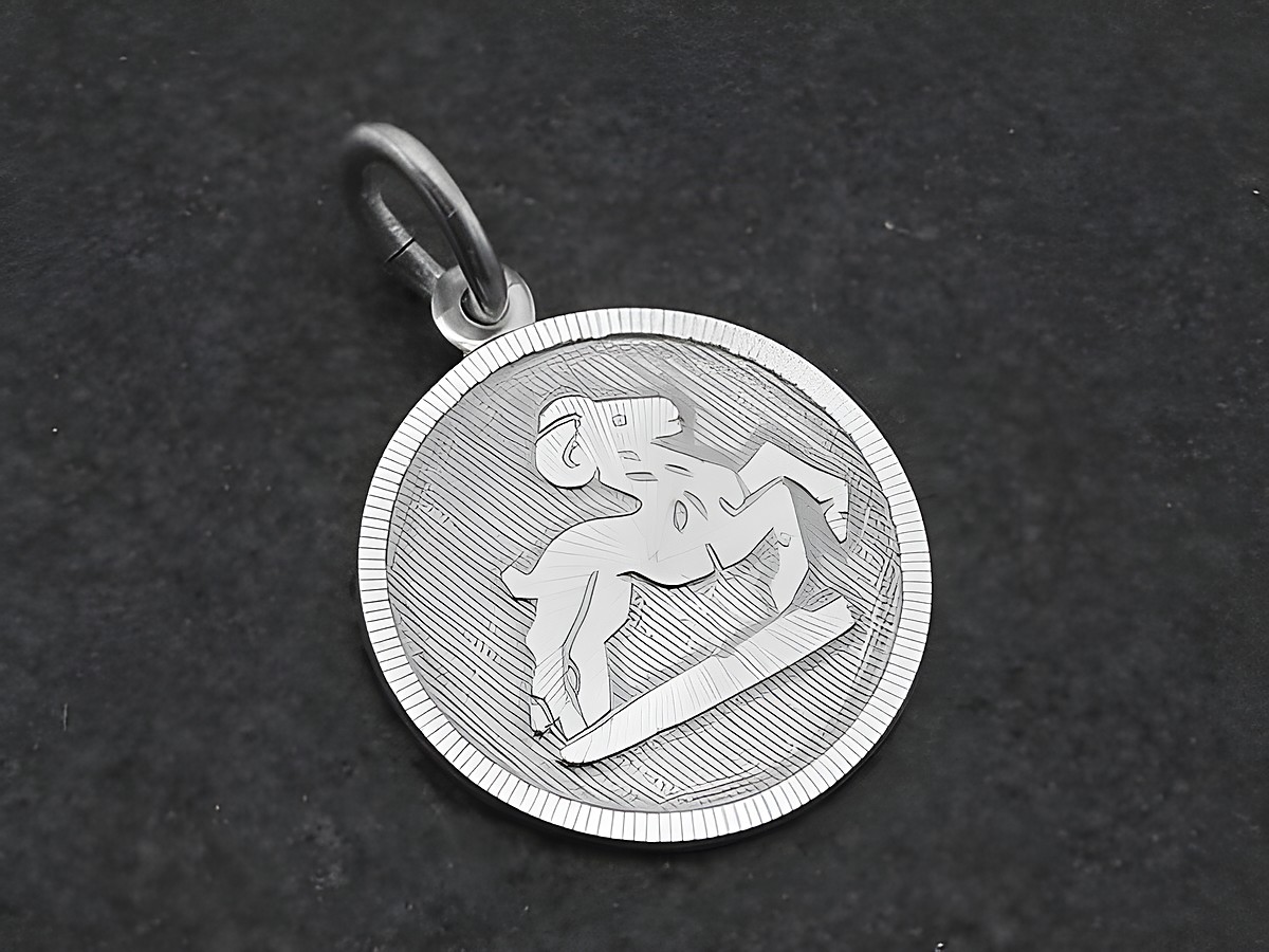 Silber Anhänger rund 3D mit dem Sternzeichen Widder, präsentiert von Juwelier Harnisch, detailreiche Darstellung eines Widders auf strukturiertem Hintergrund.