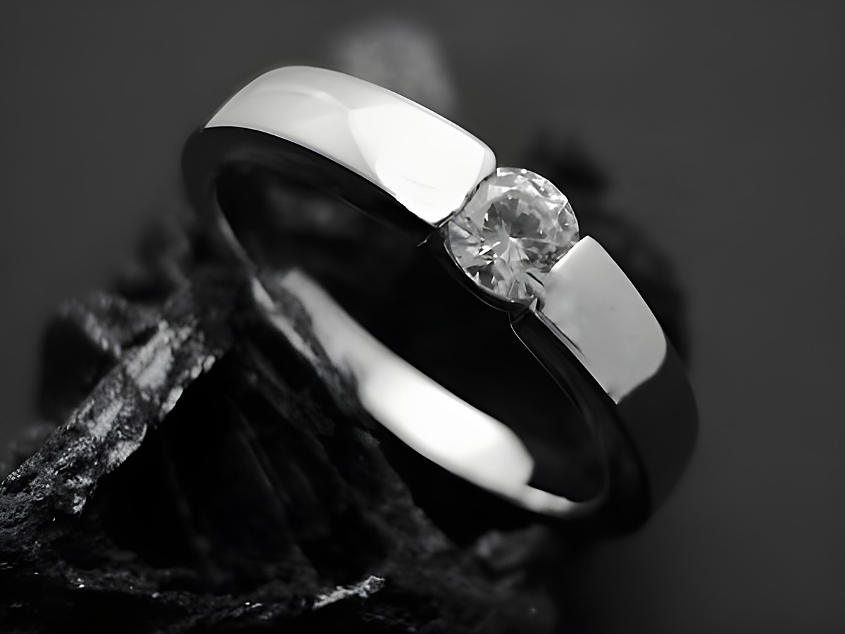 Silberring Spannring 4,4 mm mit weißem Zirkonia aus rhodiniertem Sterling Silber in Größe 50 von Juwelier Harnisch, bis Größe 50 / 15,9, elegant und zeitlos.