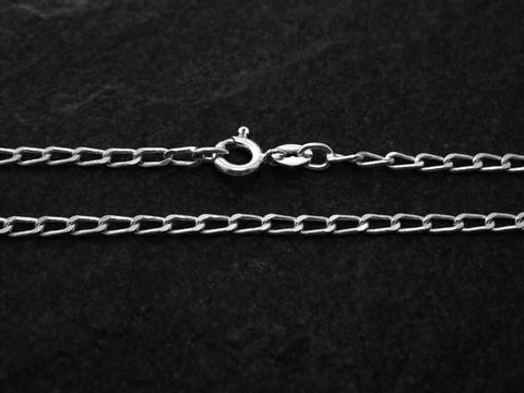Panzerkette aus Silber mit einer Länge von 55 cm und einer Stärke von 2,3 mm, hergestellt von Juwelier Harnisch, zu sehen ist der Verschluss und die Kettenglieder.