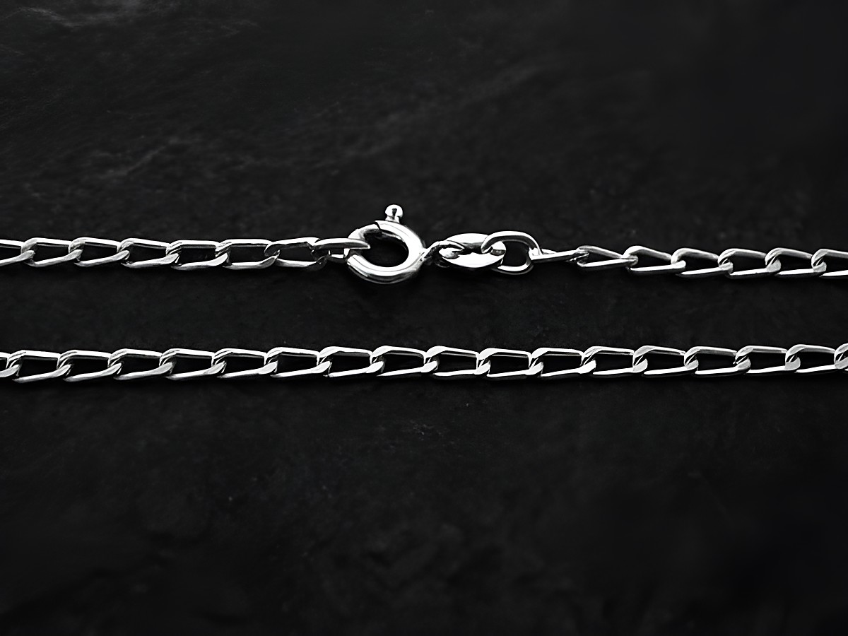 Panzerkette aus Silber mit einer Länge von 55 cm und einer Stärke von 2,3 mm, hergestellt von Juwelier Harnisch, zu sehen ist der Verschluss und die Kettenglieder.