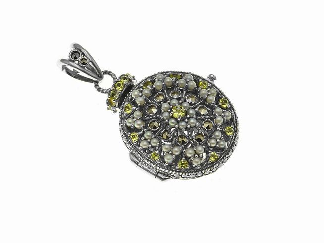 Ein rundes Medaillon in nostalgischem Design aus Sterling Silber, verziert mit Peridot und kleinen Perlen, gefertigt von Juwelier Harnisch. Ideal für den besonderen Anlass.
