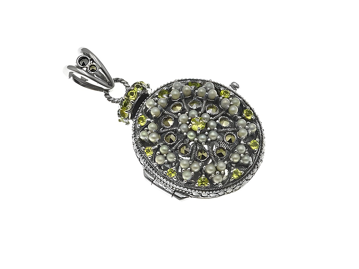 Ein rundes Medaillon in nostalgischem Design aus Sterling Silber, verziert mit Peridot und kleinen Perlen, gefertigt von Juwelier Harnisch. Ideal für den besonderen Anlass.