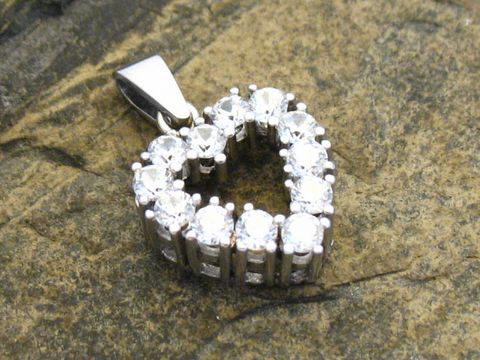 Gold Anhänger in Herzform aus Weißgold 333 mit Zirkonia besetzt, Hersteller Juwelier Harnisch, funkelndes Design ideal als Schmuckstück oder Geschenk.