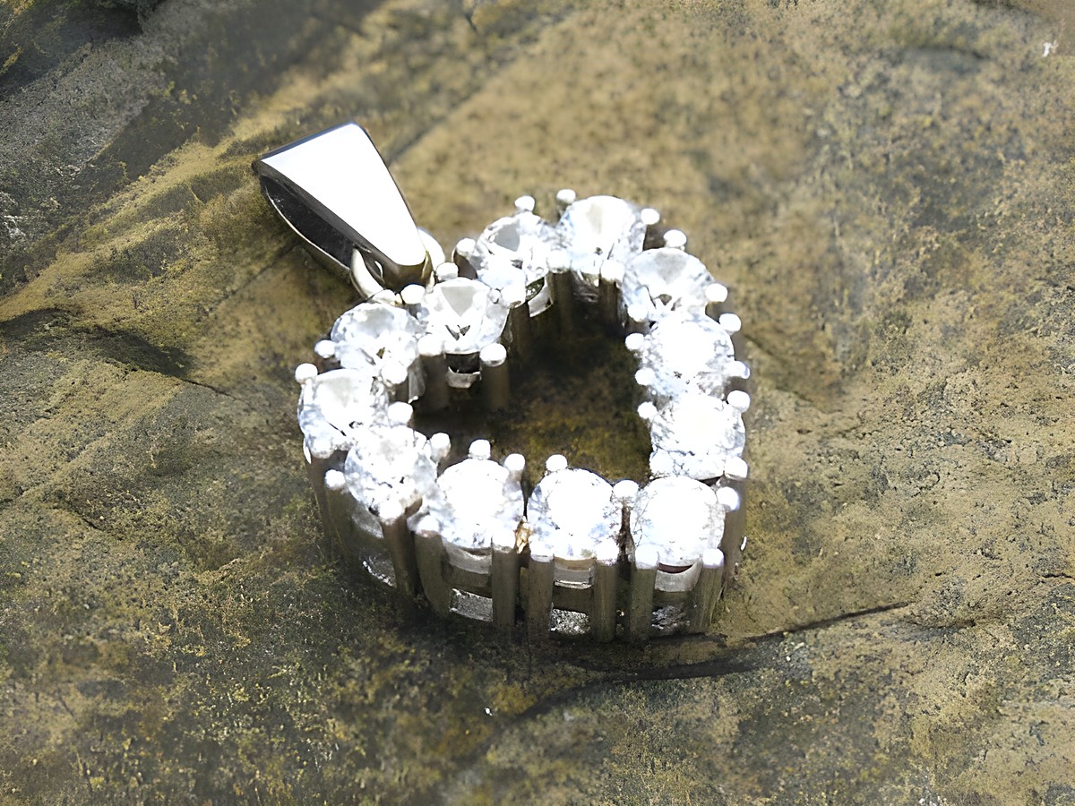 Gold Anhänger in Herzform aus Weißgold 333 mit Zirkonia besetzt, Hersteller Juwelier Harnisch, funkelndes Design ideal als Schmuckstück oder Geschenk.