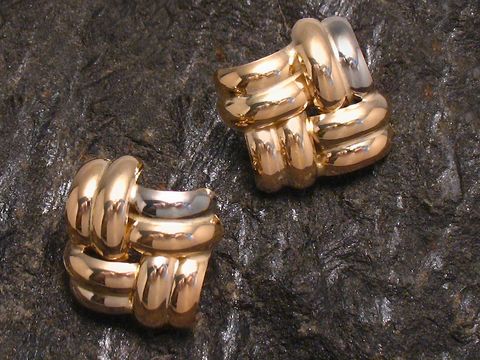 Bicolor Gold 585 Ohrstecker von Juwelier Harnisch in elegantem Design, filigrane Formgebung mit glänzenden Oberflächen in zwei Goldtönen, ideal für stilvolle Anlässe.